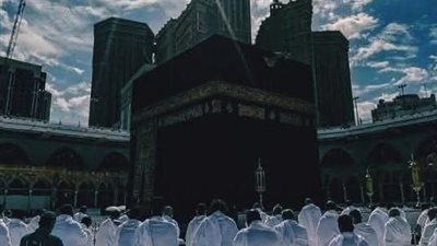 هل يجوز أداء العمرة بدلًا من المتوفى أم أهدي ثوابها له؟