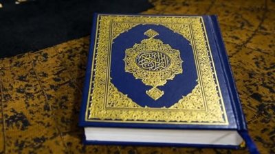 ما هي الكلمه التي تقع في وسط القرآن تماماً تقسم القرآن قسمين متساويين 