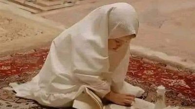 هل يجوز للمرأة أن تقرأ القرآن في بيتها وهي غير لابسة للحجاب وشعرها أو جزء من جـسدها مكشوف؟